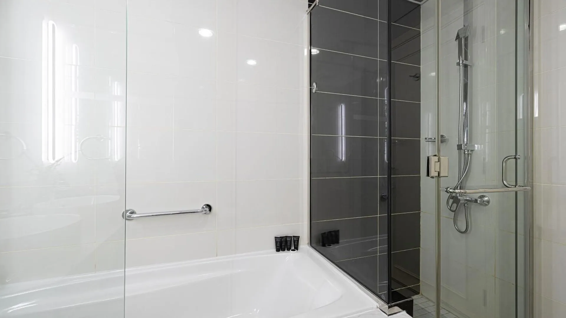 Damac Maison Mall Street 2 Bedroom Upgraded Apartment Dubai 0*,  Emirati Arabi Uniti