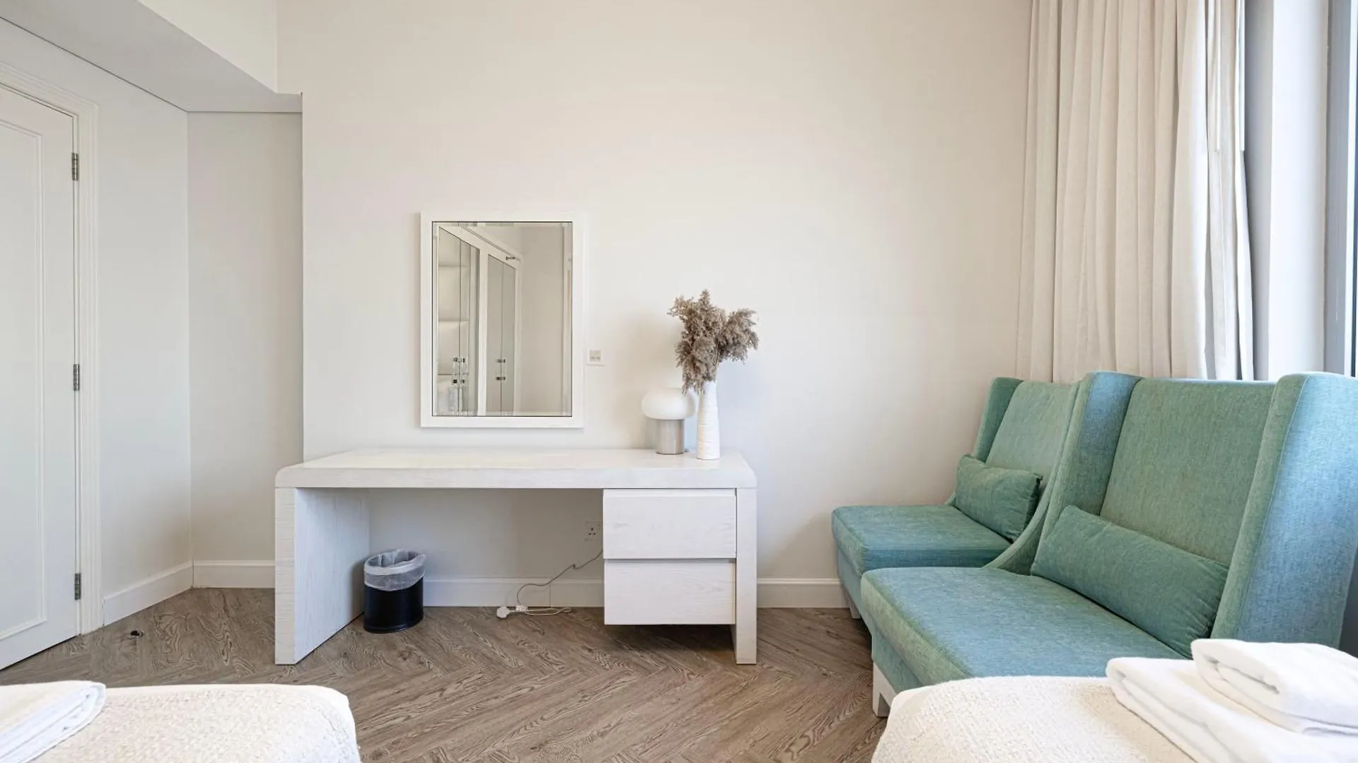 Damac Maison Mall Street 2 Bedroom Upgraded Apartment Dubaj