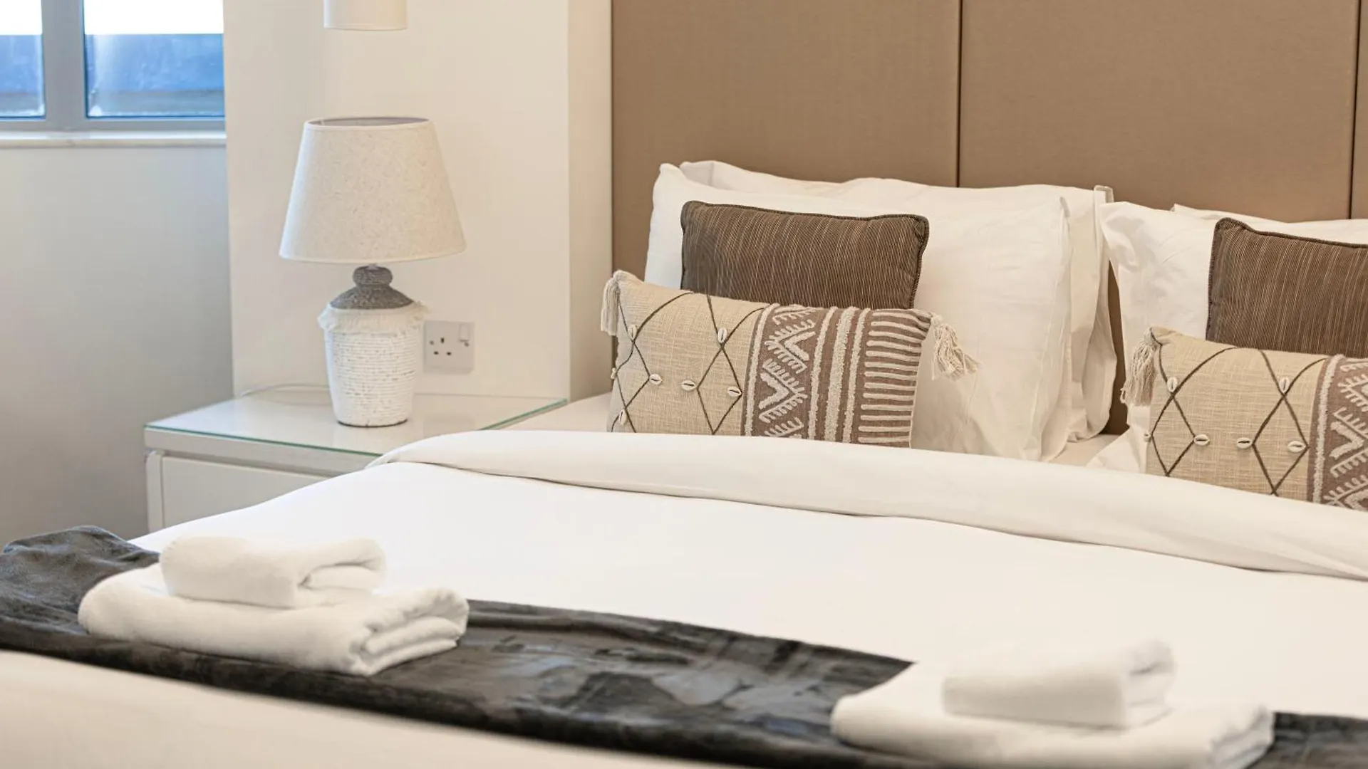 Damac Maison Mall Street 2 Bedroom Upgraded Apartment Dubaj