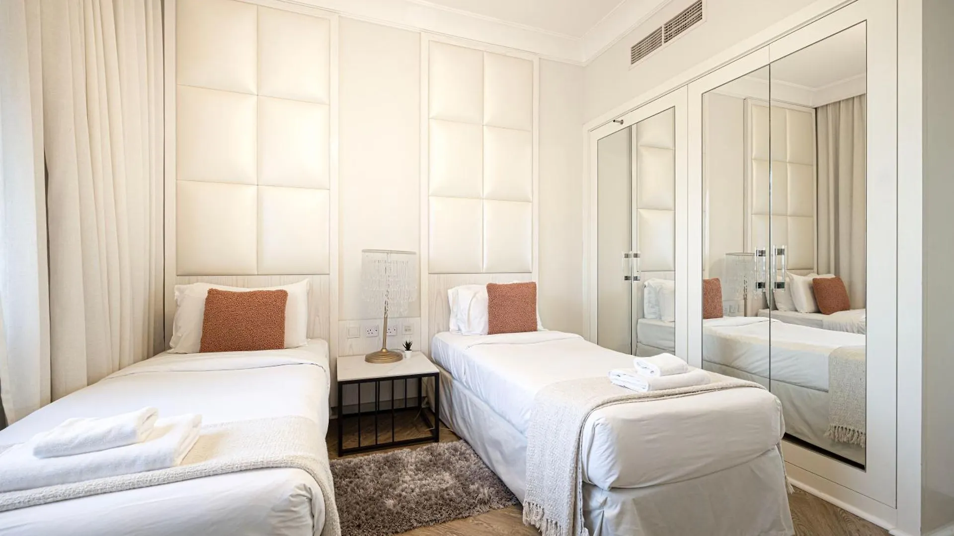 Damac Maison Mall Street 2 Bedroom Upgraded Apartment Dubaj
