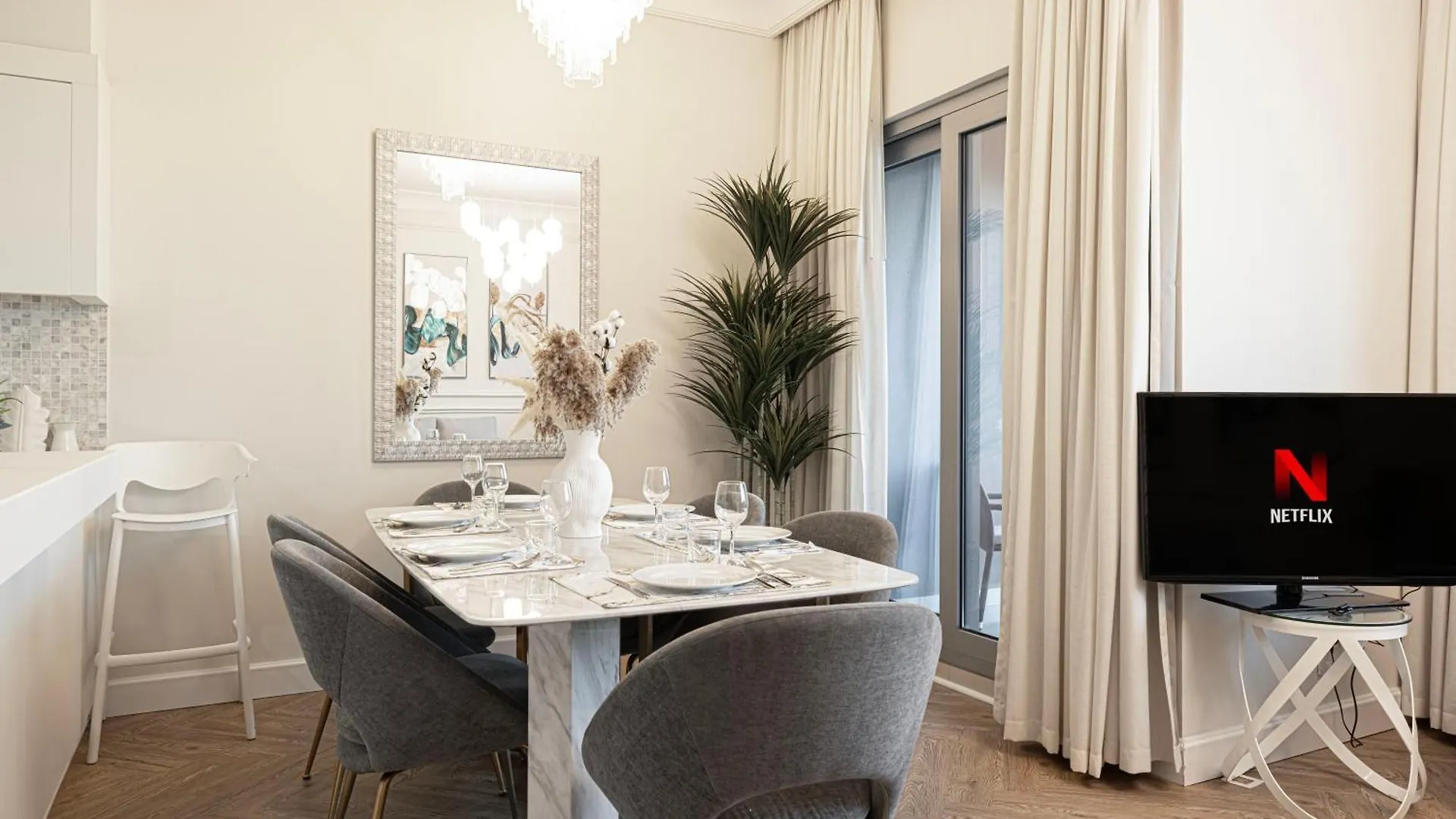 Damac Maison Mall Street 2 Bedroom Upgraded Apartment Dubaj